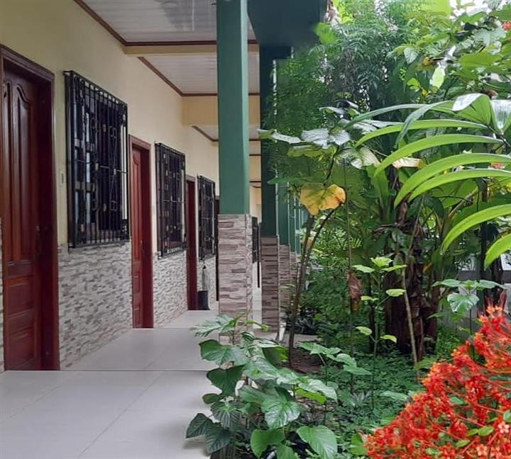 Patio del hotel y zona comun en Puerto Narino
